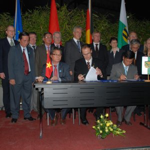 Ausgangspunkt für die Zusammenarbeit war ein Kooperationsvertrag zwischen 
Saxutec e.V. (im Auftrag des Freistaates Sachsen) und Ho-Chi-Minh-Stadt 2011.